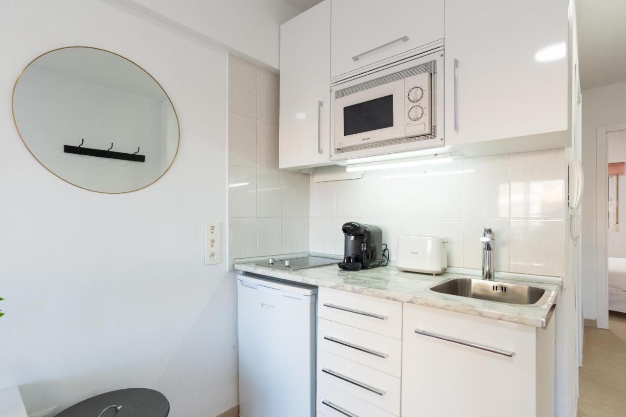 Mp7 Renovated Apartment Right On The Beach 700 Meters Away From Old Town Málaga Buitenkant foto